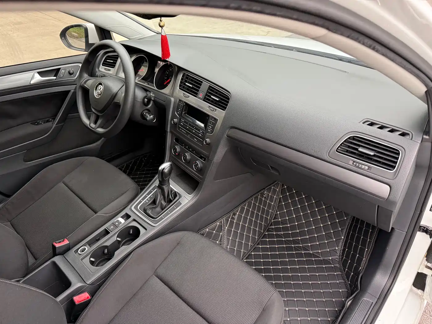 Volkswagen Golf 2014 1.6L Automatic Fashion Edition фото 14