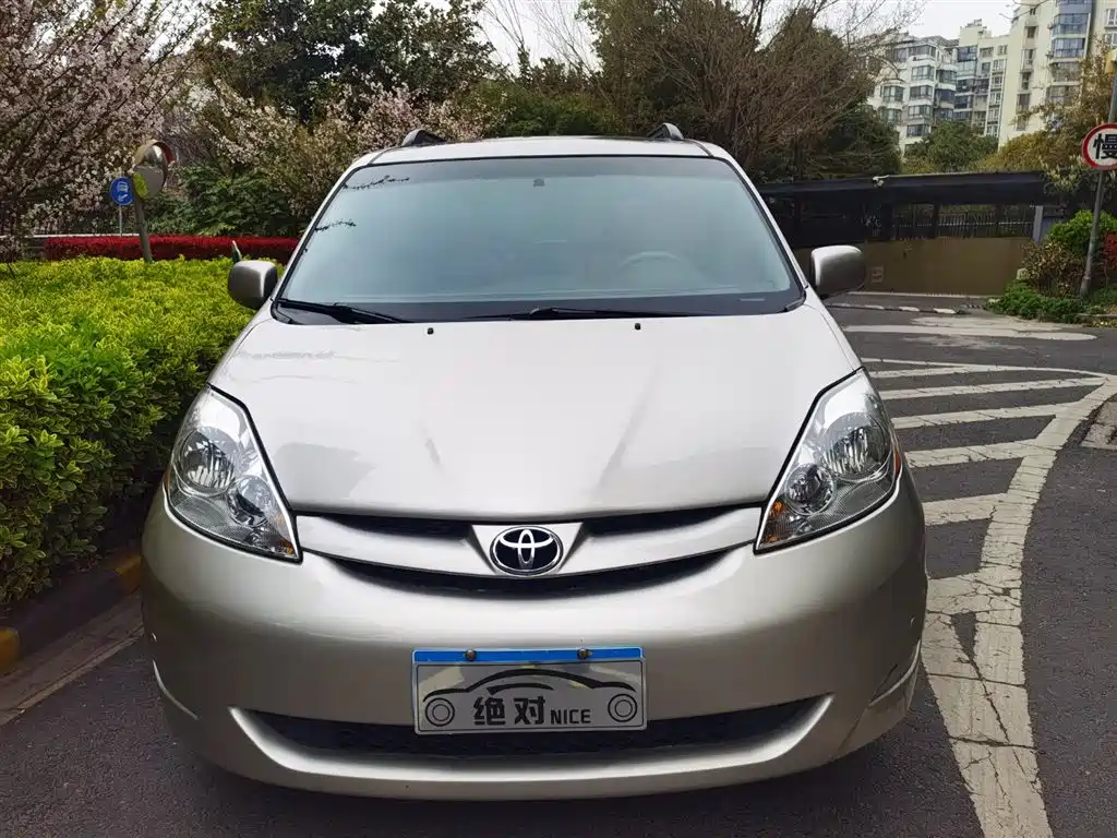 Toyota Sienna фото 3