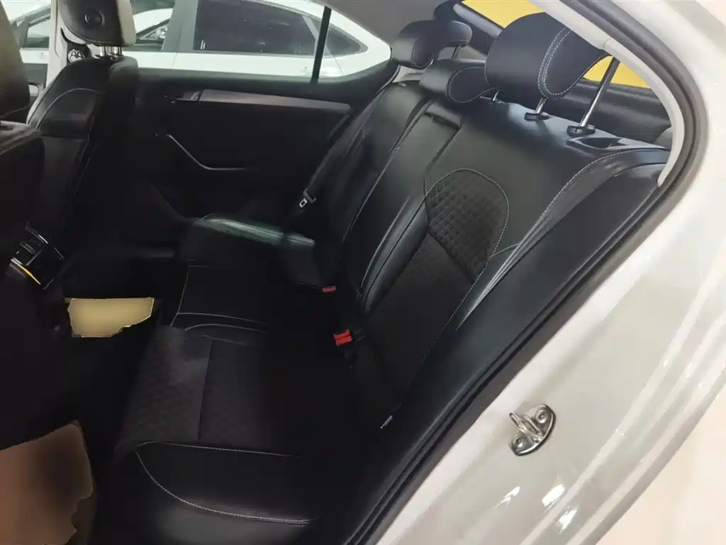 Škoda Superb 2016 TSI280 DSG Pioneer Edition фото 13
