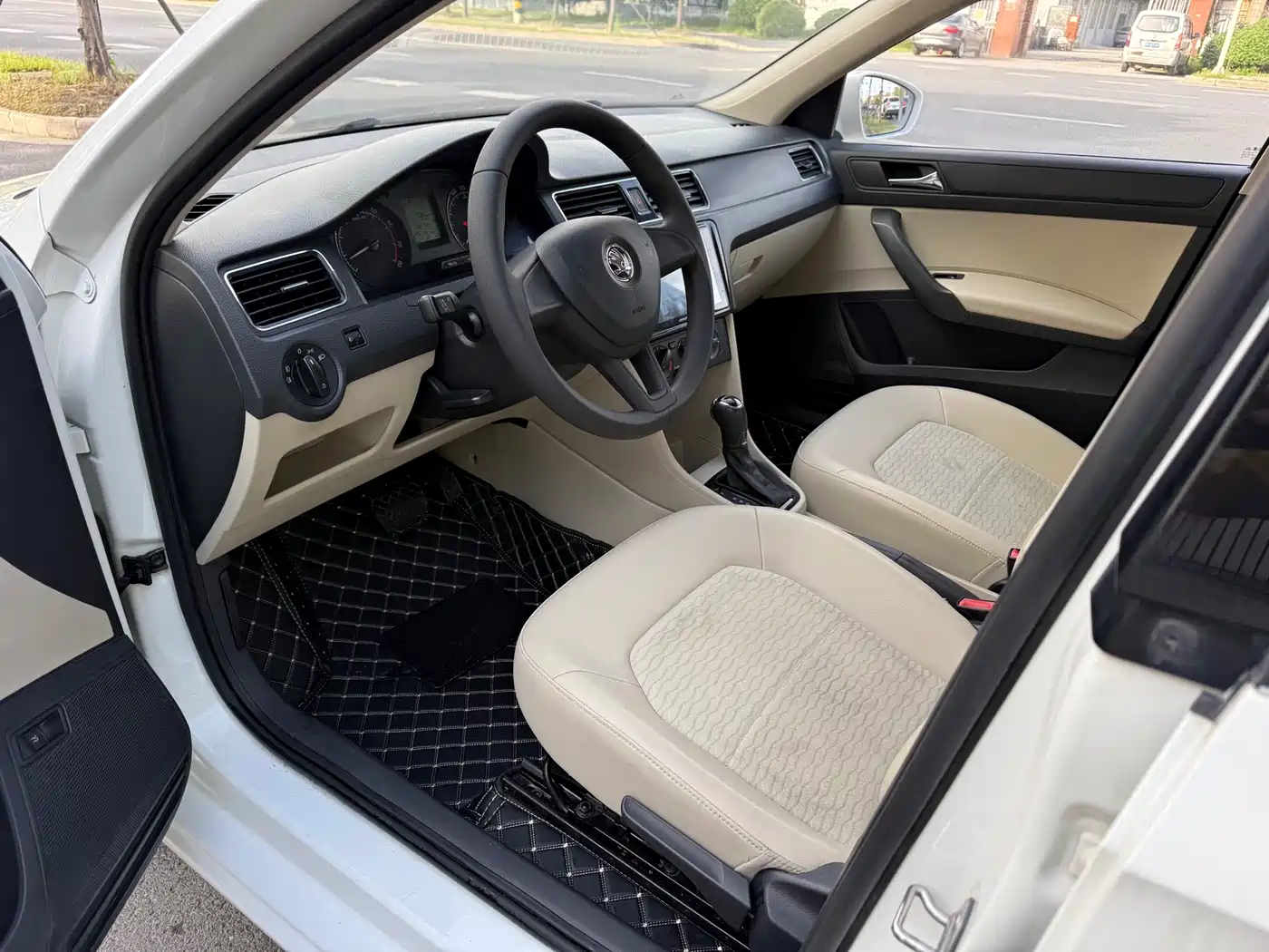 Škoda Rapid 2016 1.6L Automatic Pioneer Edition фото 9