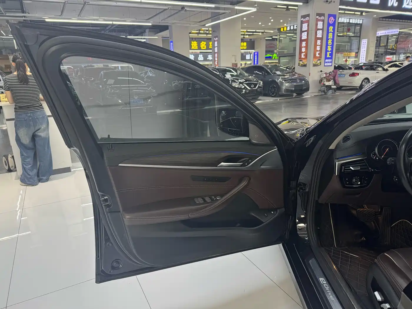 BMW 5 Series New Energy 2019 530Le Luxury Package фото 7