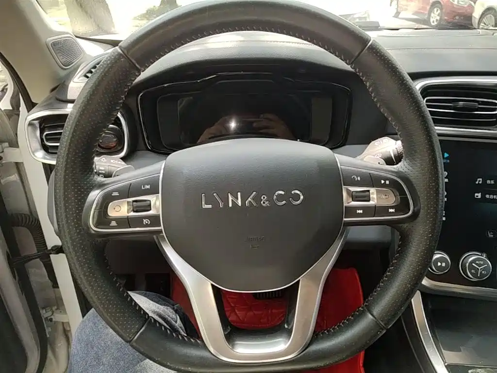 Lynk & Co 01 2017 2.0T AWD Pro фото 11