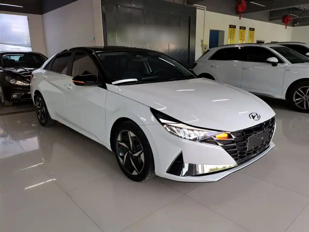 Hyundai Elantra 2022 1.5L CVT LUX Premium Edition фото 4