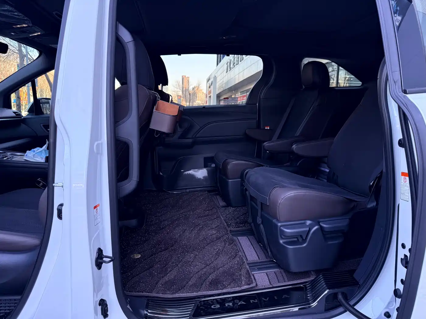 Toyota Granvia 2024 2.5L Hybrid Premium PLUS 4WD Edition фото 8