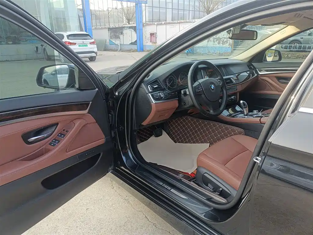 BMW 5 Series 2014 525Li Leading фото 16