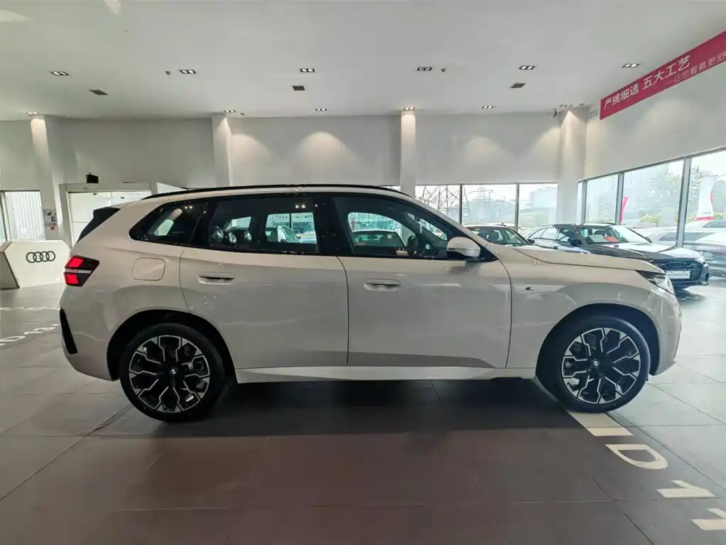 BMW X3 2026 xDrive30L Leading Trim M Sport Shadowline Package фото 3