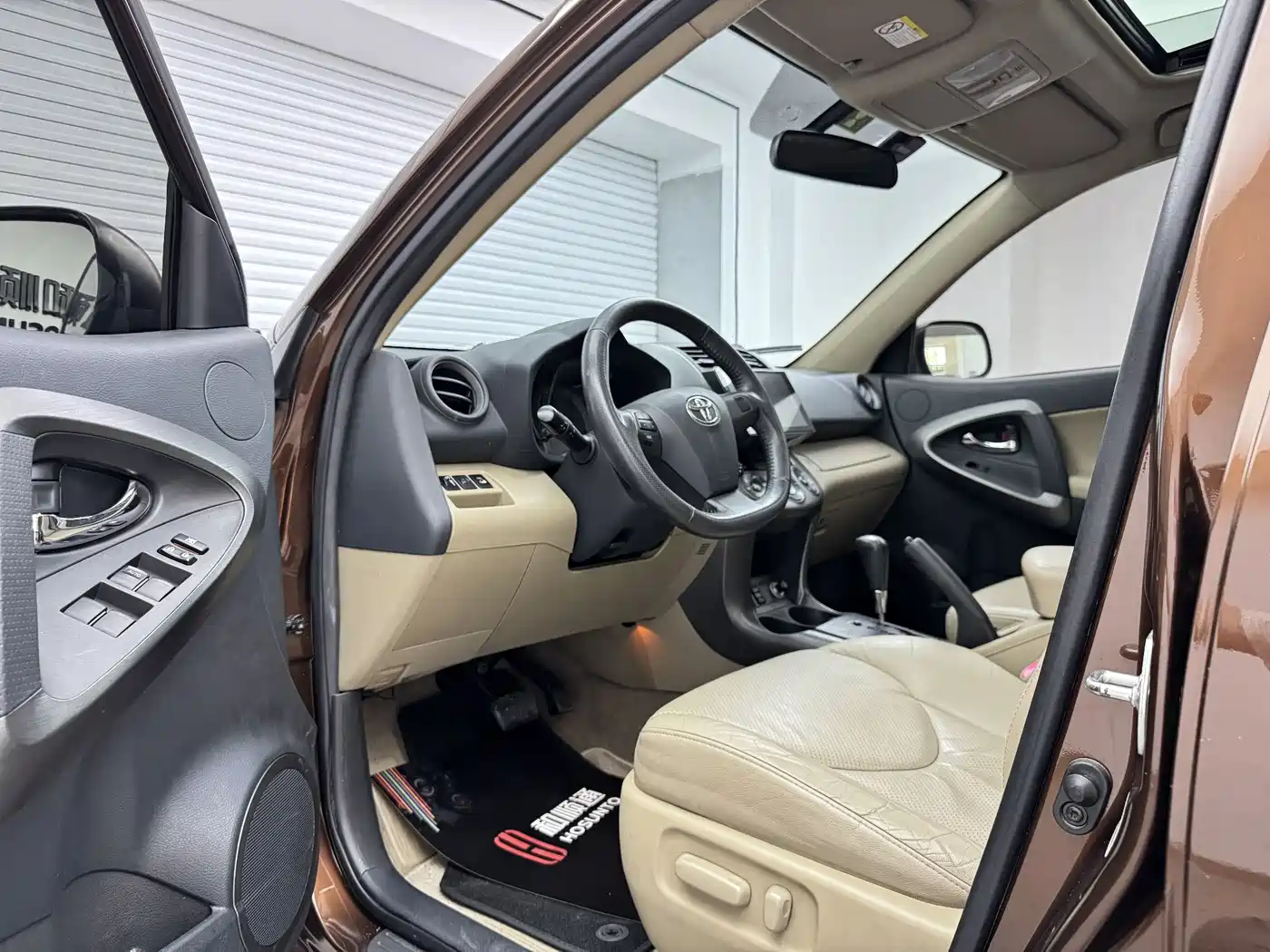 Toyota RAV4 Rongfang 2011 2.0L Automatic Luxury Edition фото 4