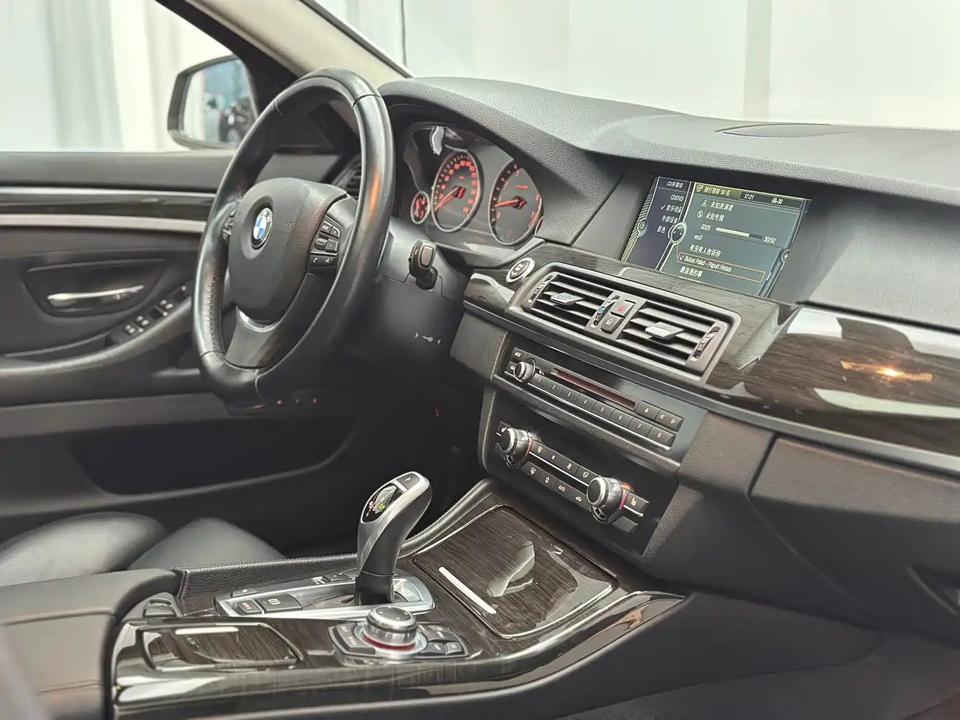 BMW 5 Series 2011 535Li Luxury фото 46