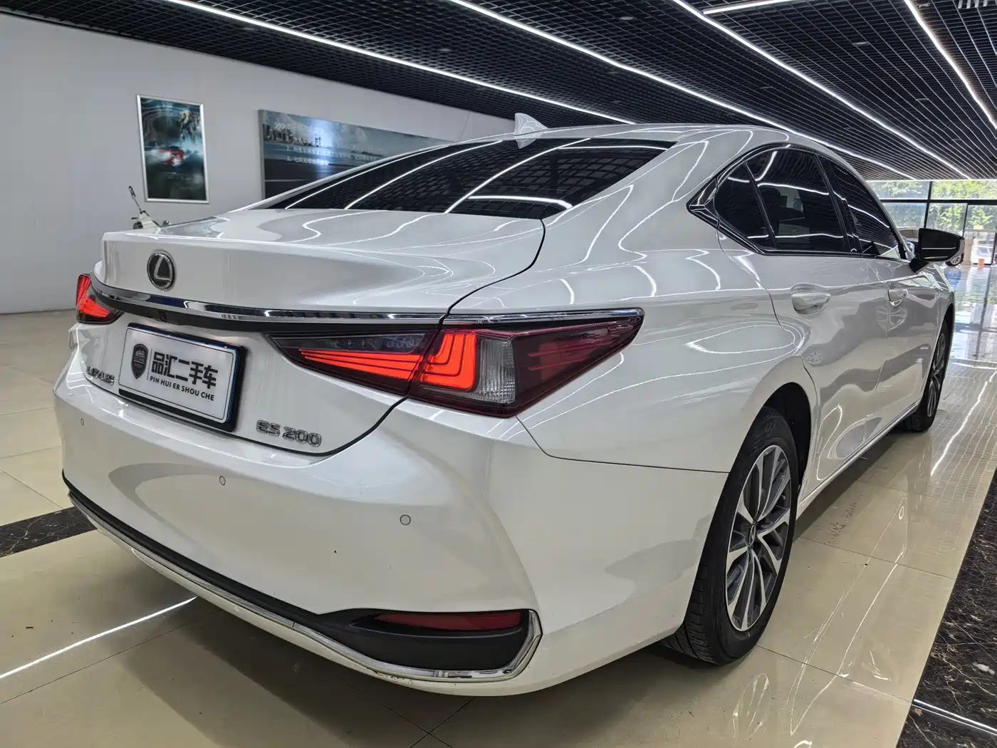 Lexus ES 2023 200 Excellence Edition фото 6