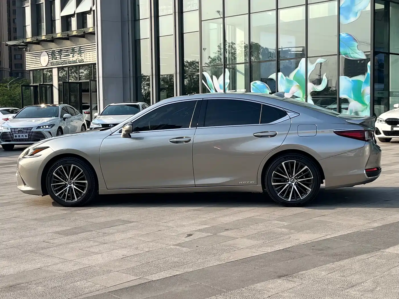 Lexus ES 2022 300h Ultimate Edition фото 8