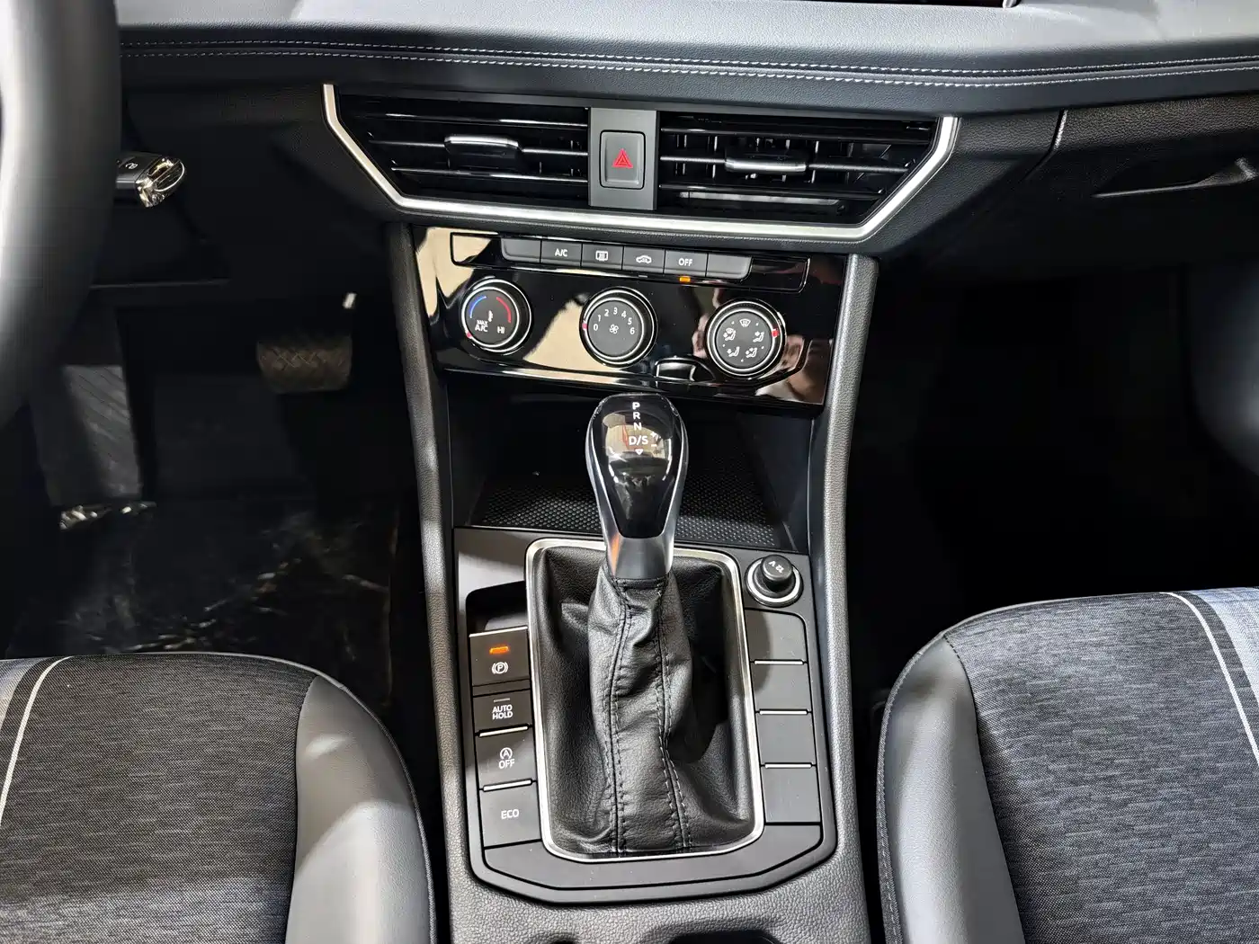 Volkswagen Sagitar 2025 Model Year Facelift 200TSI DSG Soaring Edition фото 10