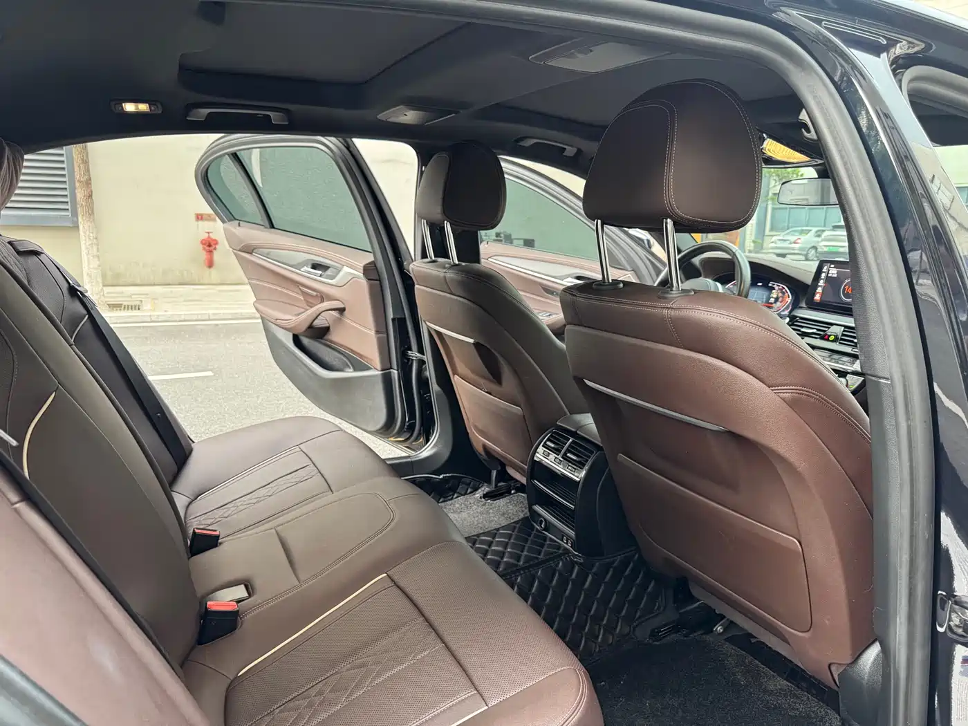 BMW 5 Series 2023 530Li Leading M Sport Package фото 11