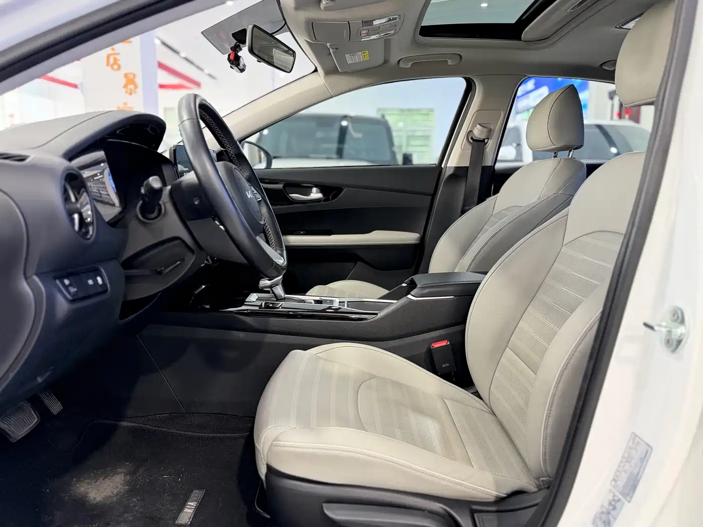 Kia K3 2023 Model 1.5L CVT Luxury Edition фото 4