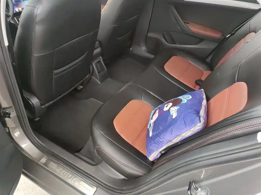 Volkswagen Jetta 2013 1.6L Automatic Comfort фото 13