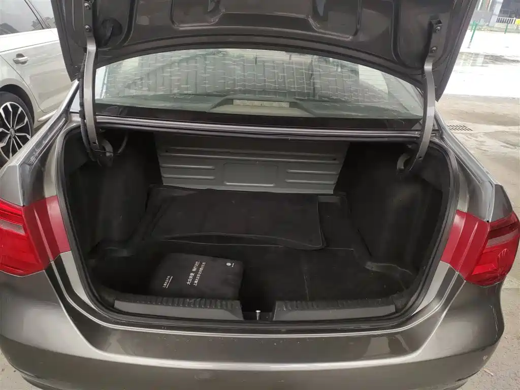 Volkswagen Jetta 2013 1.6L Automatic Comfort фото 15