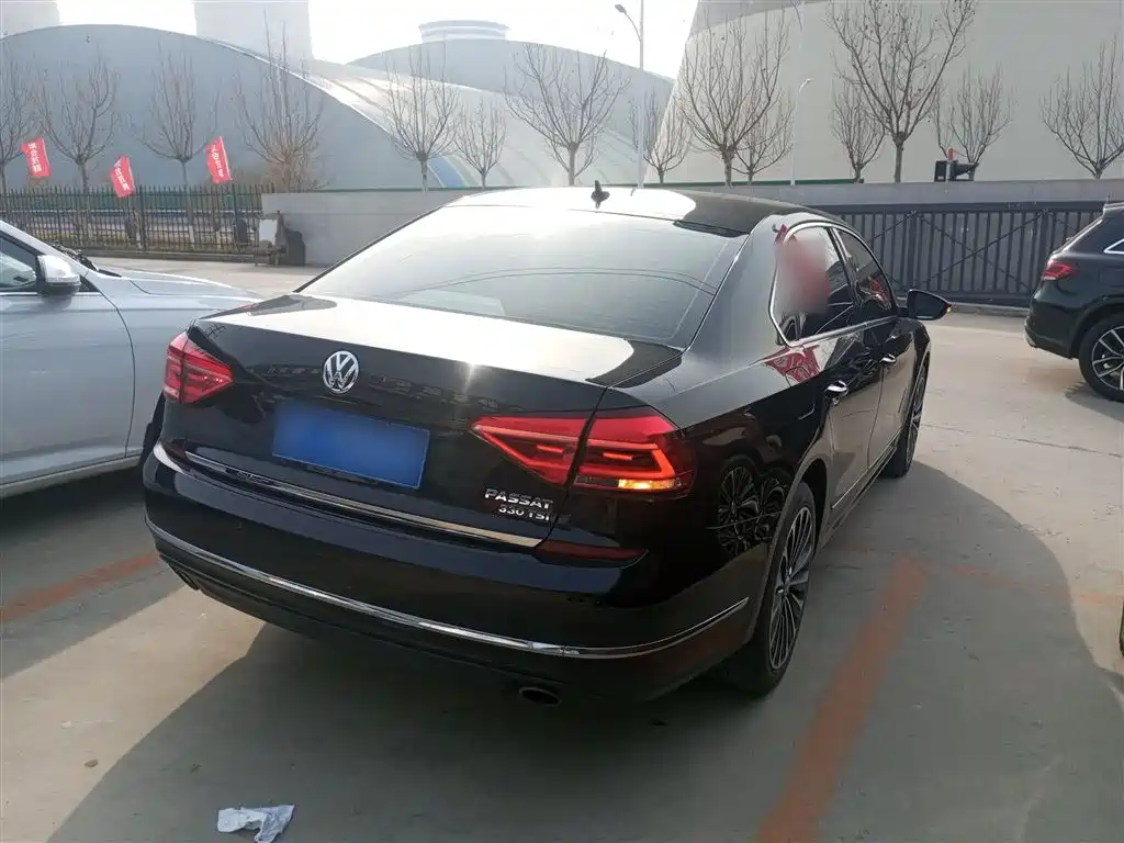 Volkswagen Passat 2017 330TSI DSG Luxury фото 7