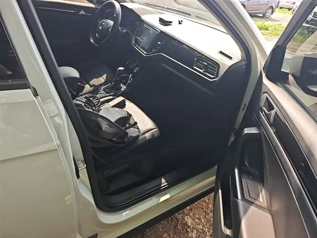 Volkswagen T-ROC 2018 280TSI DSG 2WD Comfort (China V) фото 11