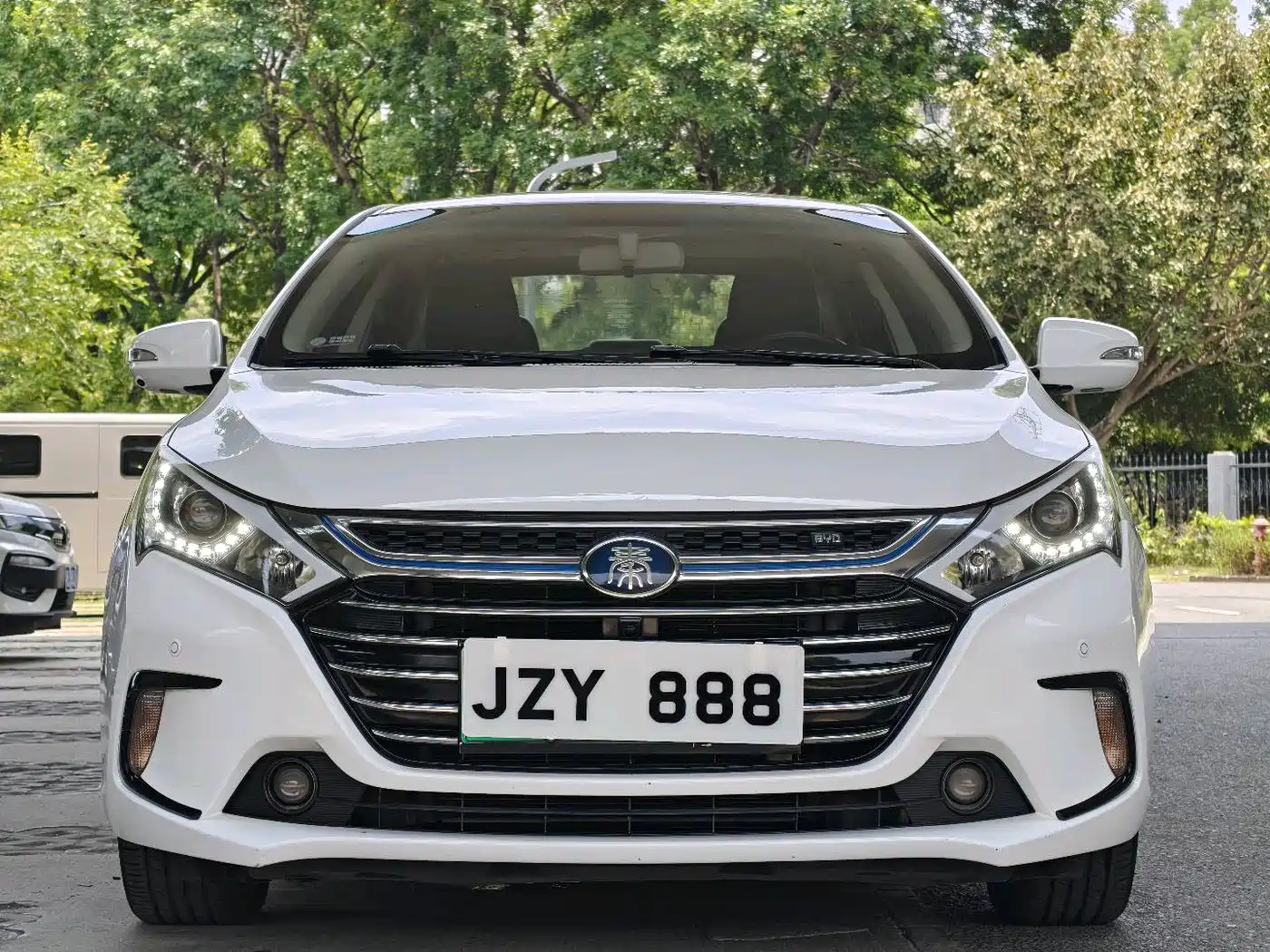 BYD Qin New Energy 2018 1.5T Smart Premium фото 2