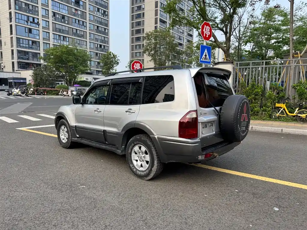 Mitsubishi Pajero 2006 Model 3.0L AT GLX фото 4