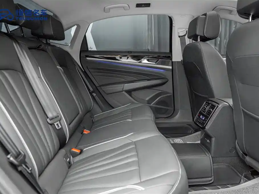 Volkswagen Passat 2024 380TSI Luxury фото 16
