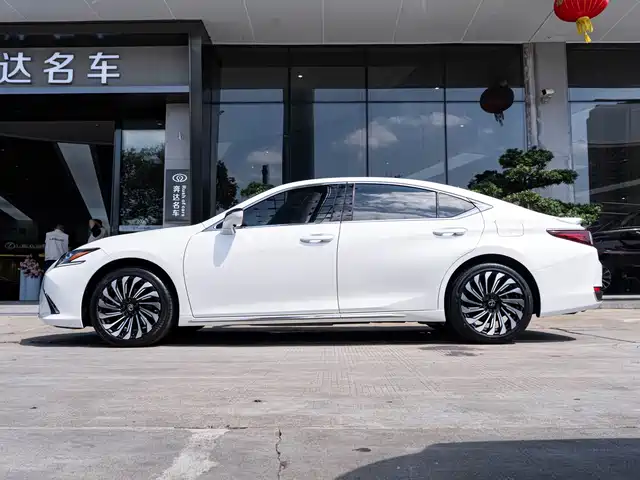 Lexus ES 2022 300h Silver Limited Edition — фото 4