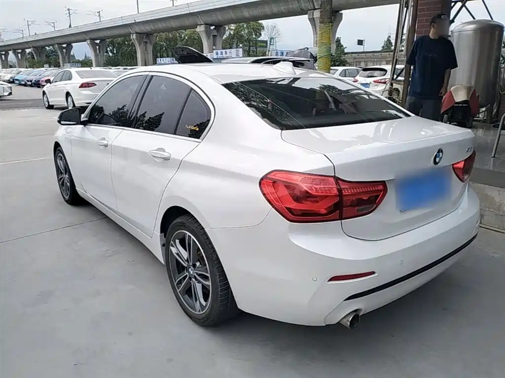 BMW 1 Series 2018 118i Sport Edition фото 5