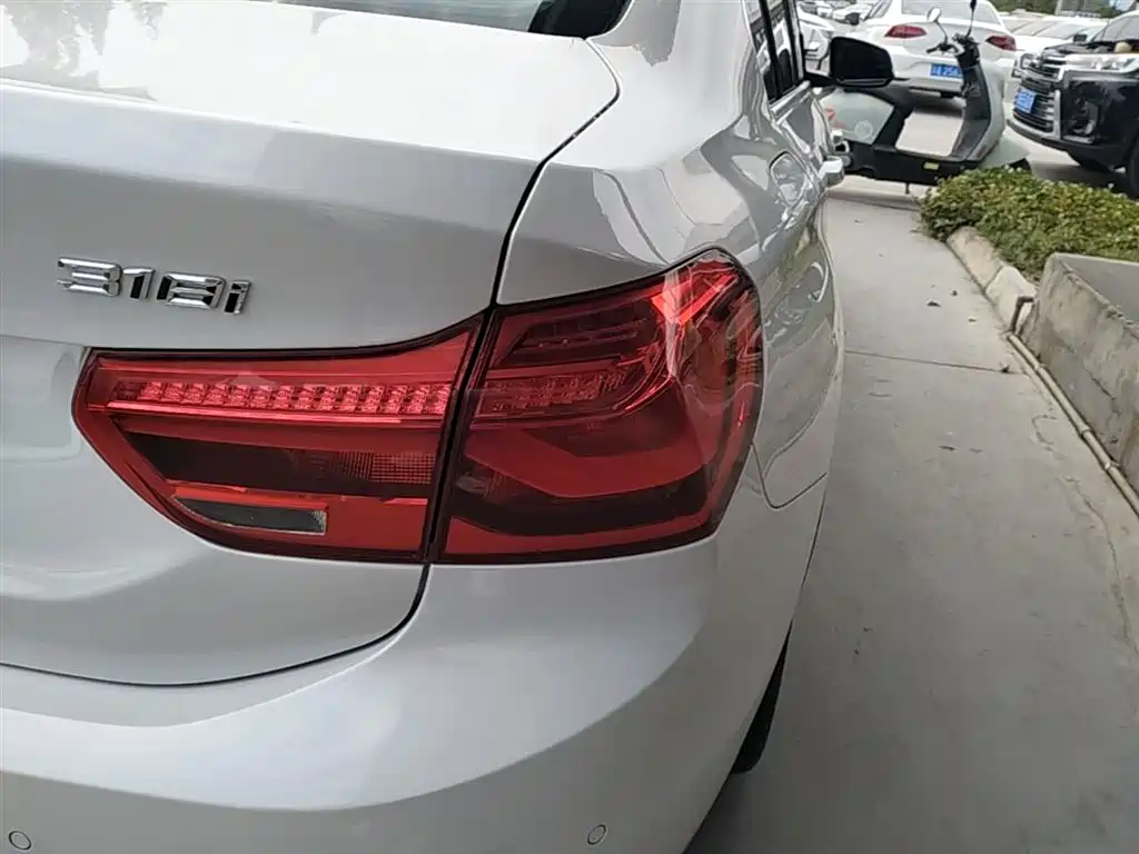 BMW 1 Series 2018 118i Sport Edition фото 8