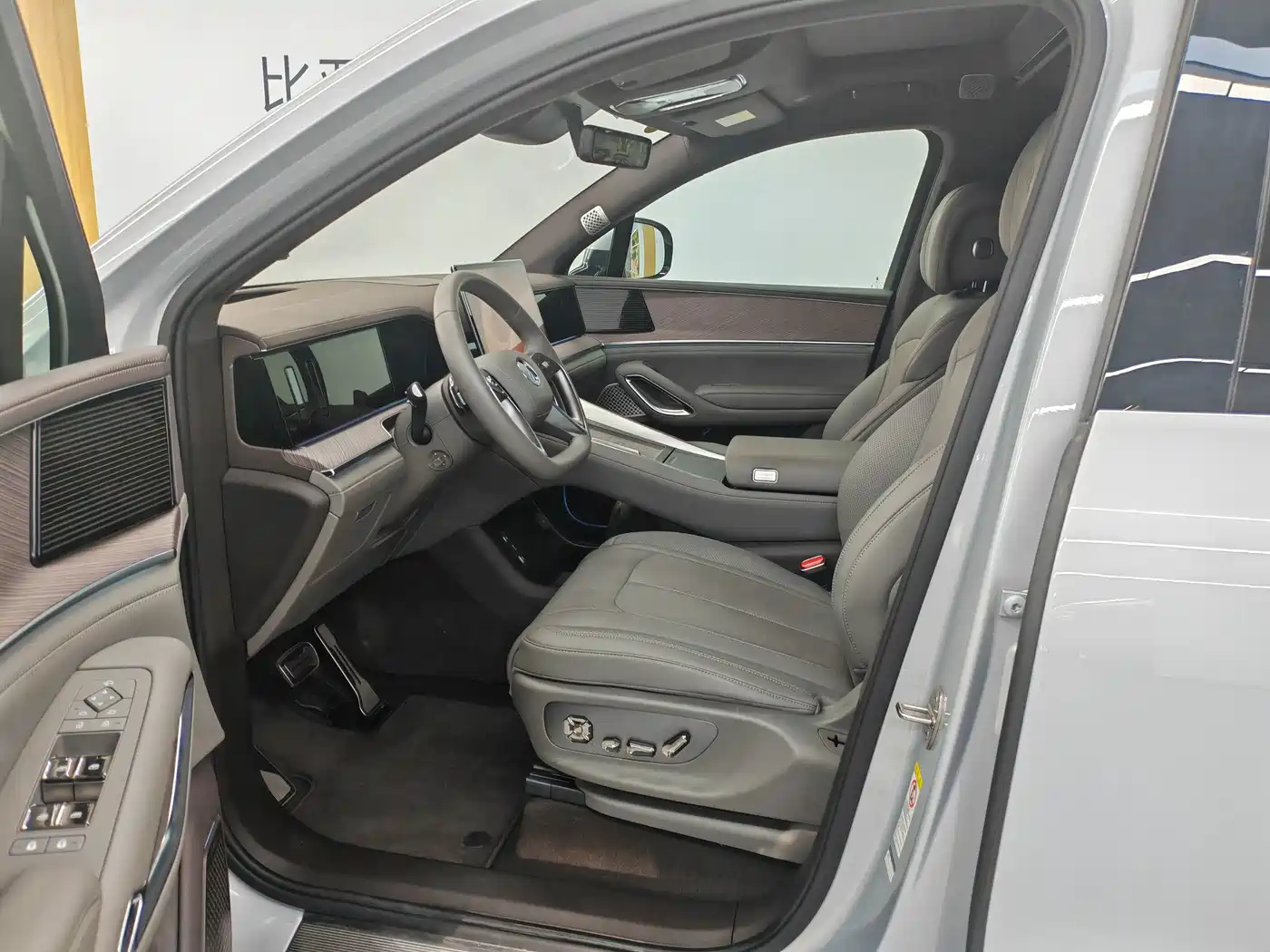 Denza N9 2025 2025 Flagship Model
