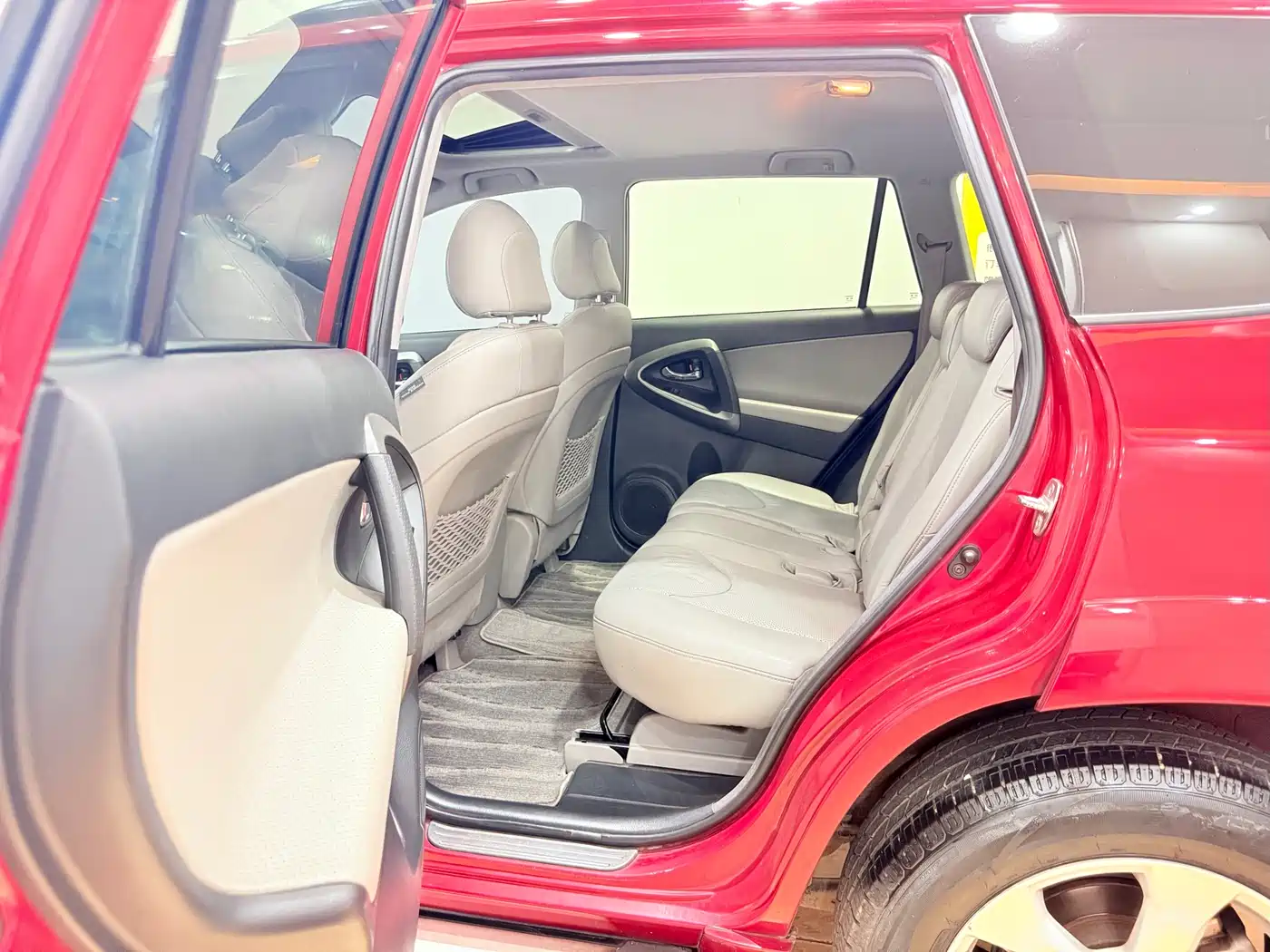 Toyota RAV4 Rongfang 2010 2.4L Automatic Luxury Upgrade Edition фото 11