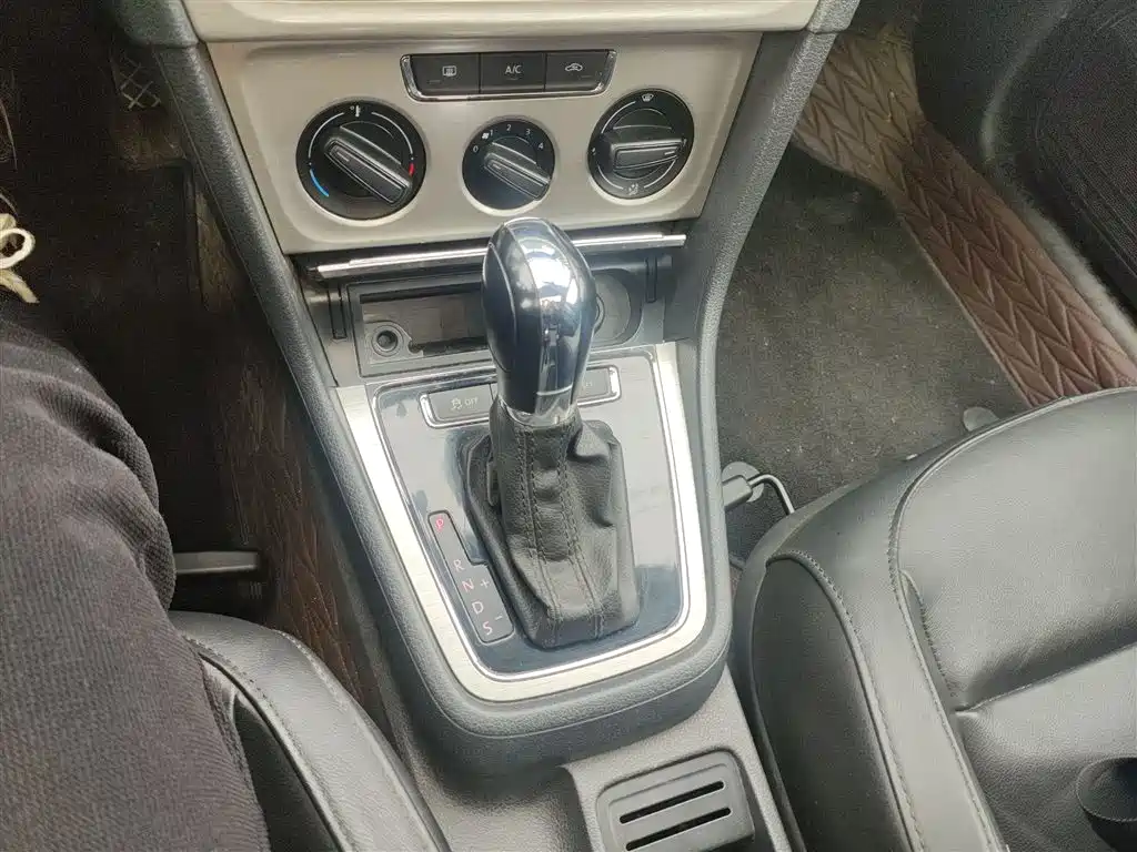 Volkswagen Lavida 2013 Facelift Classic 1.6L Automatic Comfort фото 10