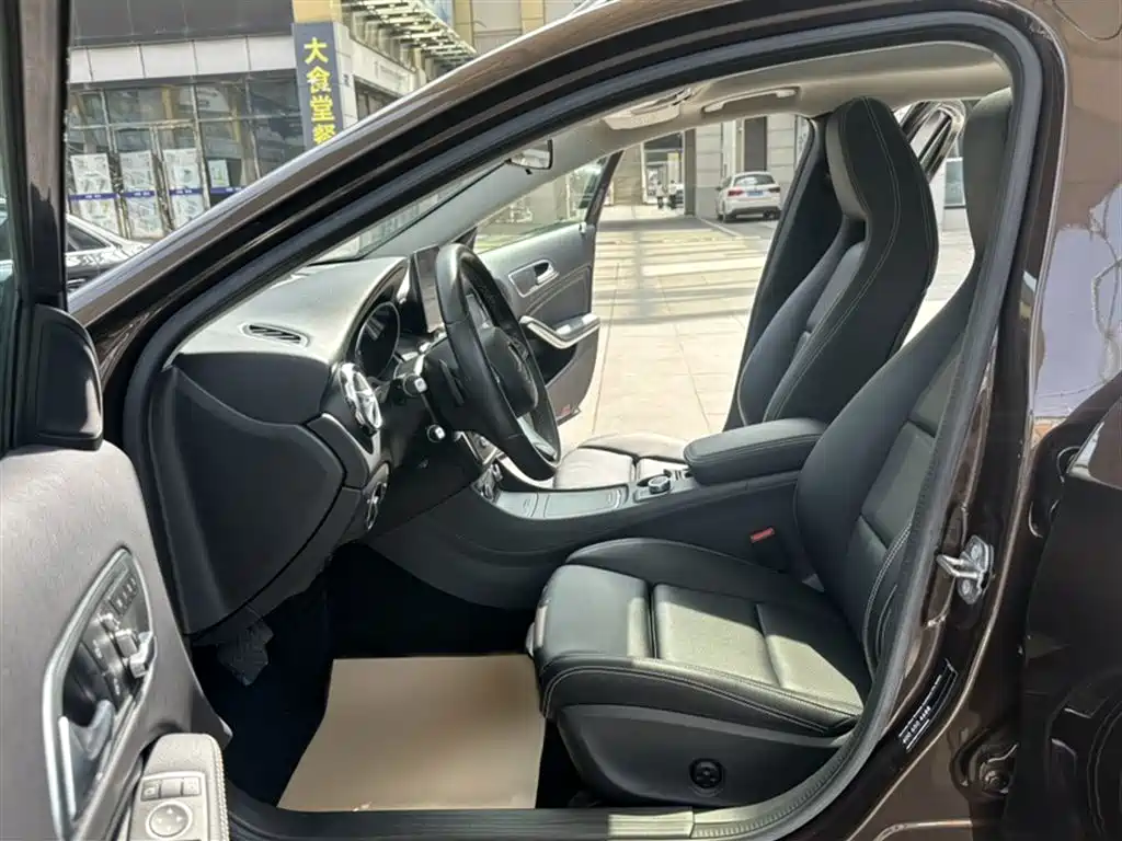 Mercedes-Benz GLA 2018 GLA 200 Dynamic фото 17