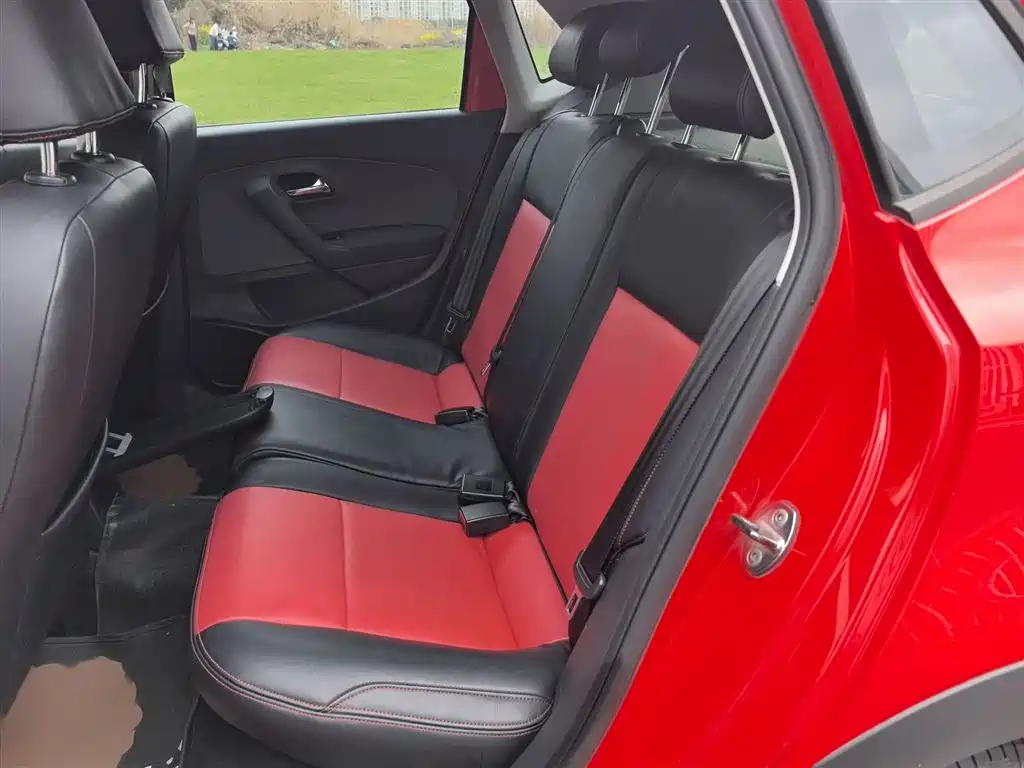 Volkswagen Polo 2014 1.6L Cross Polo Automatic фото 14