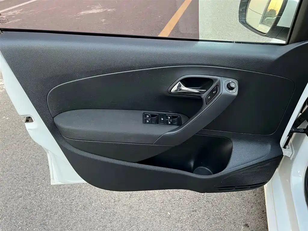 Volkswagen Polo 2018 1.5L Auto Safe Drive фото 9