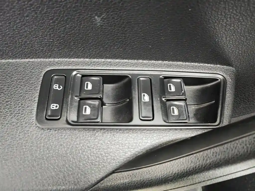 Volkswagen Jetta 2015 1.6L Manual Trend фото 9