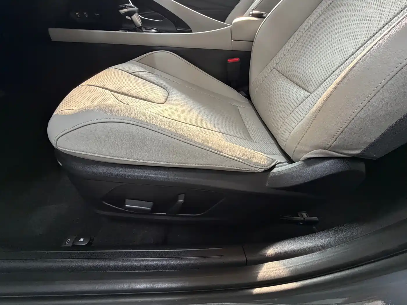 Hyundai Elantra 2022 1.5L CVT LUX Premium Edition фото 16