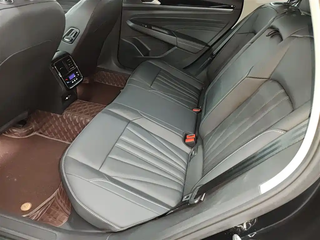 Volkswagen Passat 2025 Outstanding 330TSI Starlight Elite Edition фото 17
