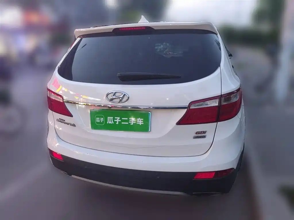 Hyundai Grand Santa Fe 2013 3.0L 7-Seater 4WD Comfort Edition фото 3