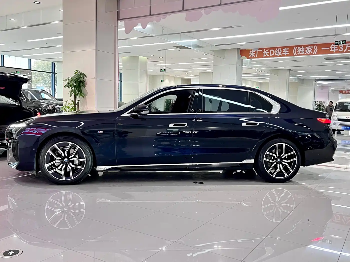 BMW 7 Series 2023 Model 735Li M Sport Package фото 3