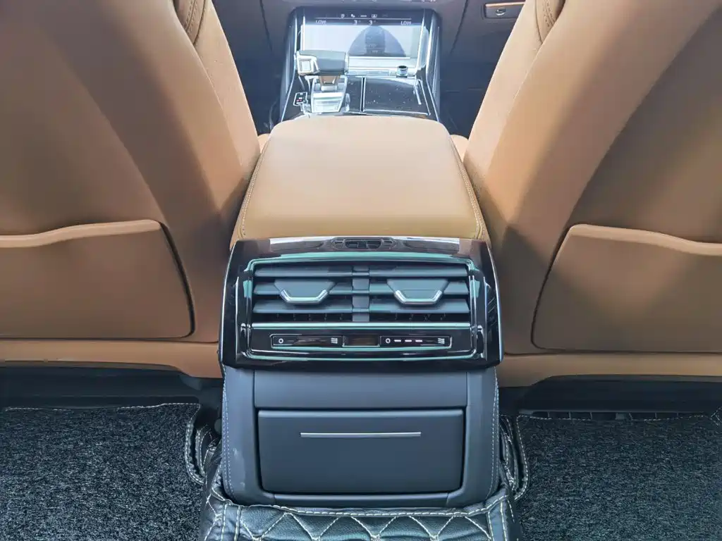 Фото 26 - Audi A8