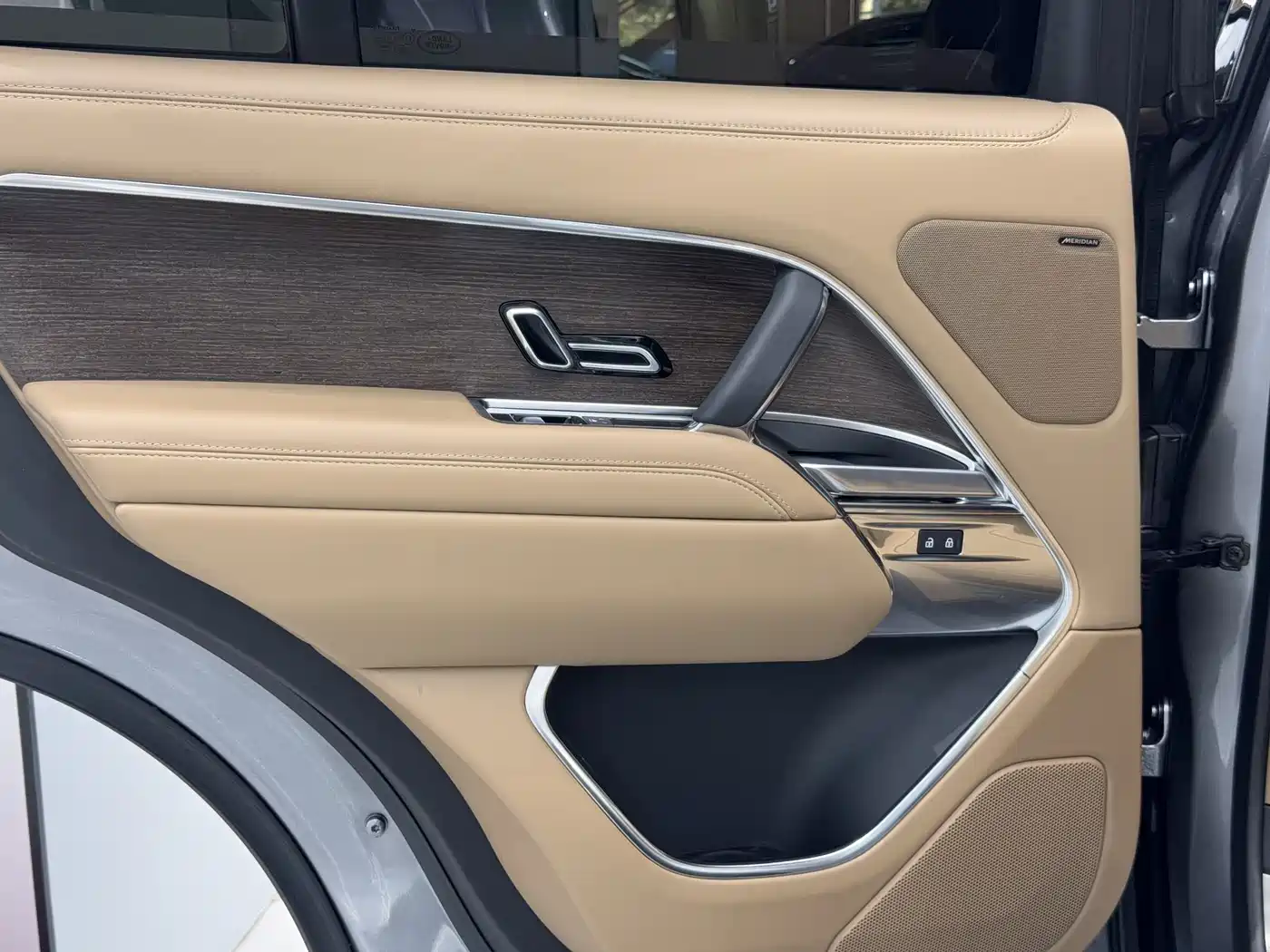 Land Rover Range Rover 2023 3.0 L6 360PS Golden Age Edition фото 25