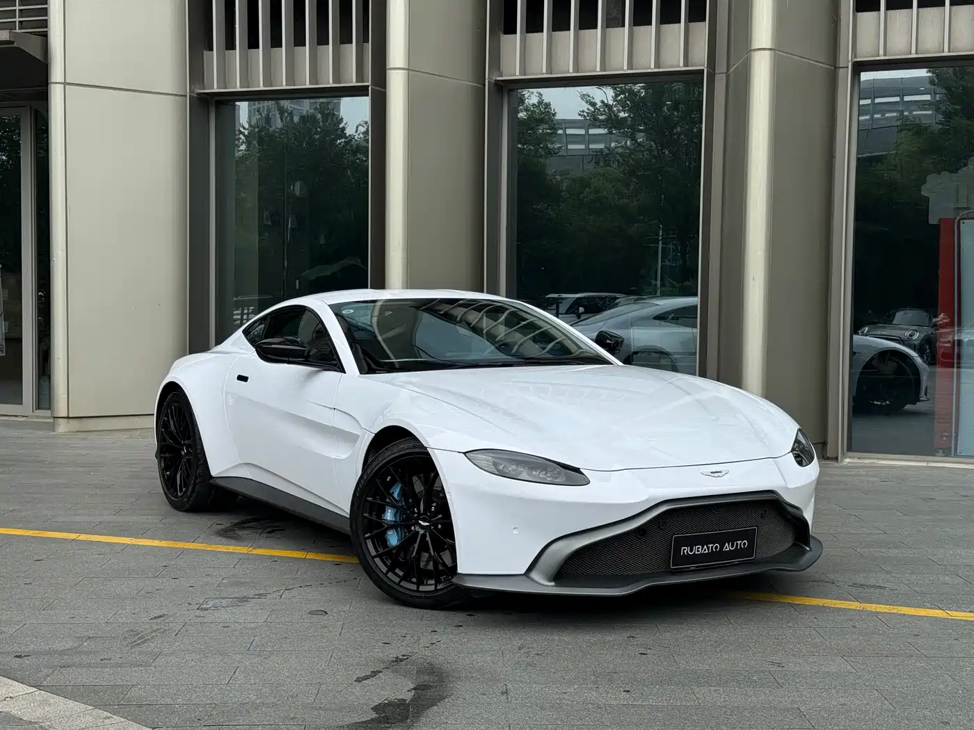Aston Martin V8 Vantage 2018 4.0T V8 Coupe фото 2