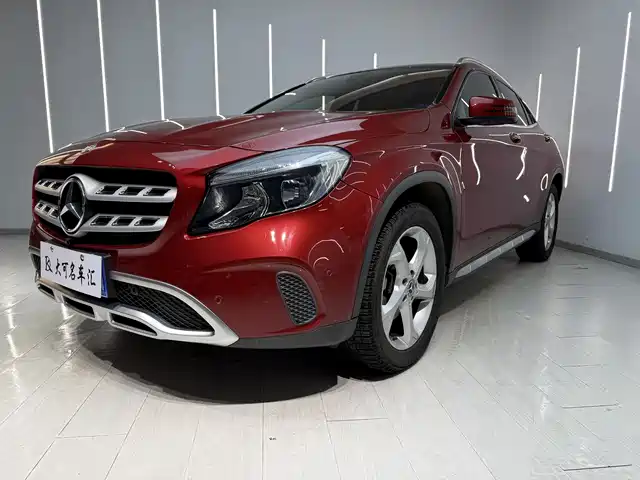 MERCEDES-BENZ GLA