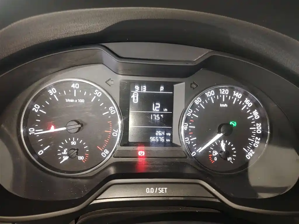 Škoda Octavia 2017 1.6L Automatic Pioneer Edition фото 12