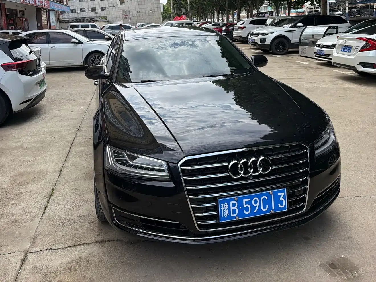 Фото 1 - Audi A8