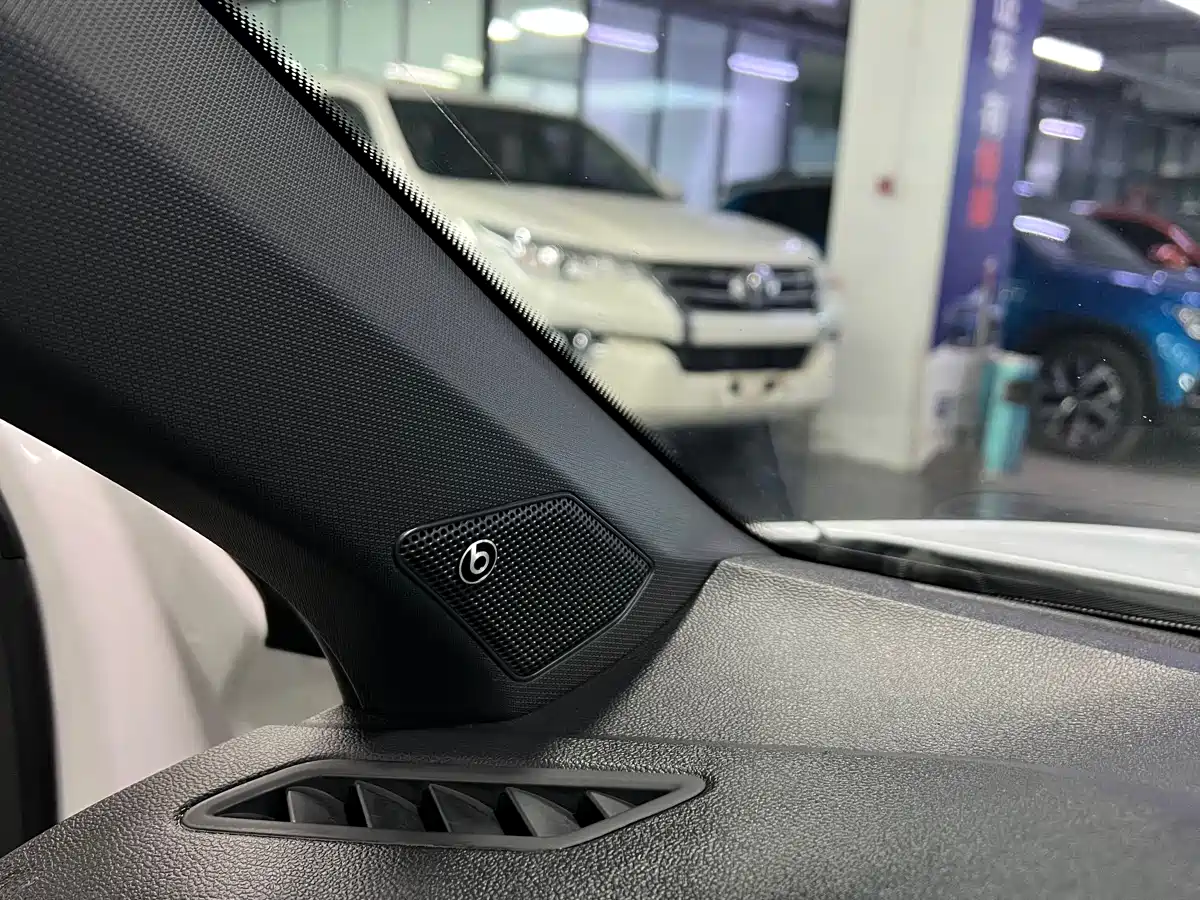 VOLKSWAGEN T ROC EXPLORING SONGS