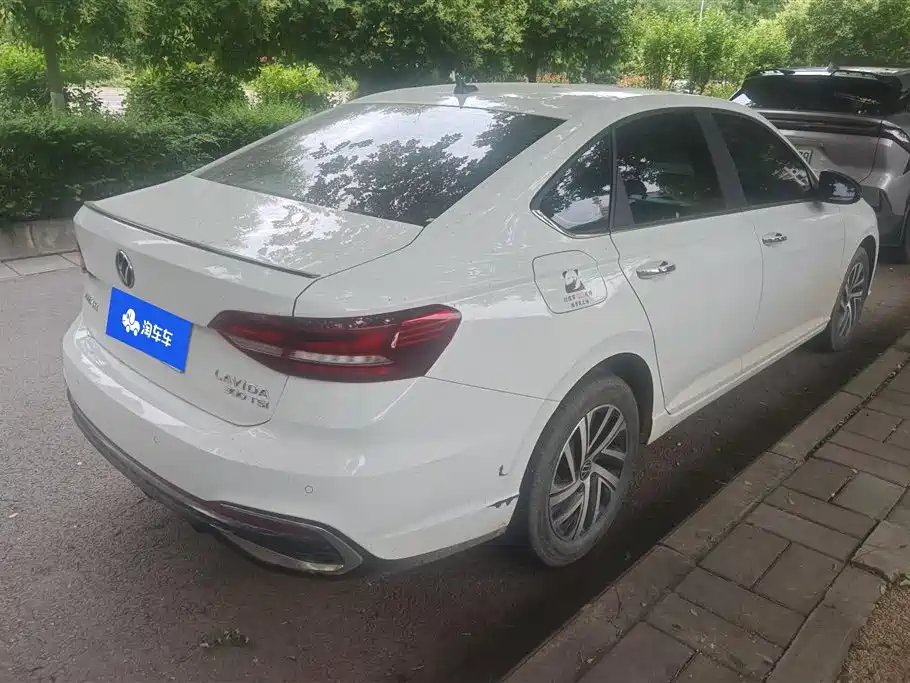 Volkswagen Lavida 2023 Model 300TSI DSG Starlight Leading Edition фото 3