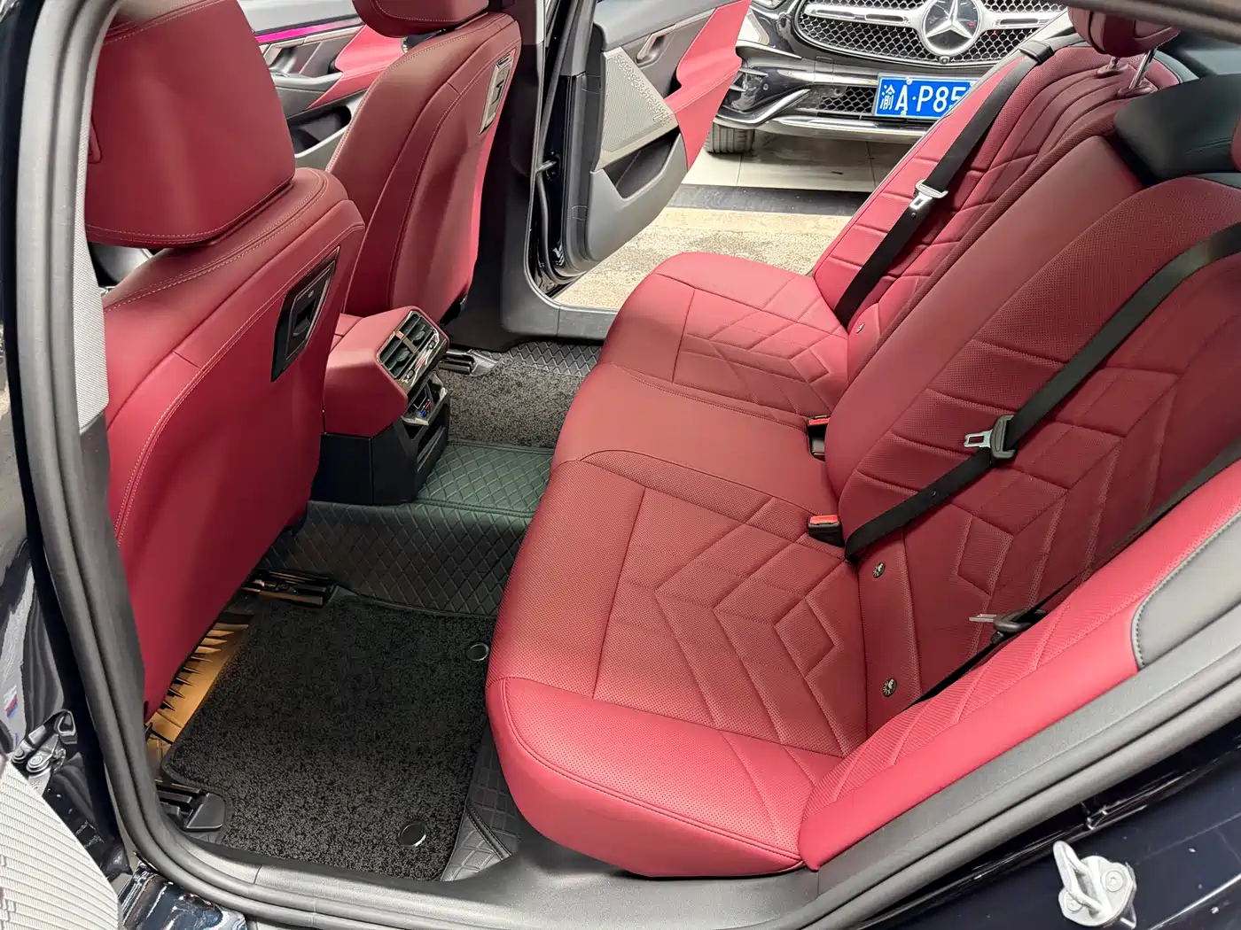 BMW 5 Series 2025 530Li Leading M Sport Package фото 12