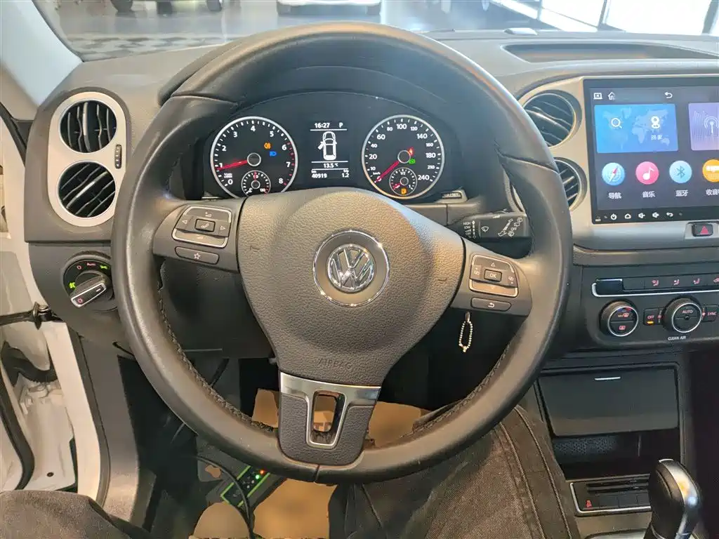VOLKSWAGEN TIGUAN