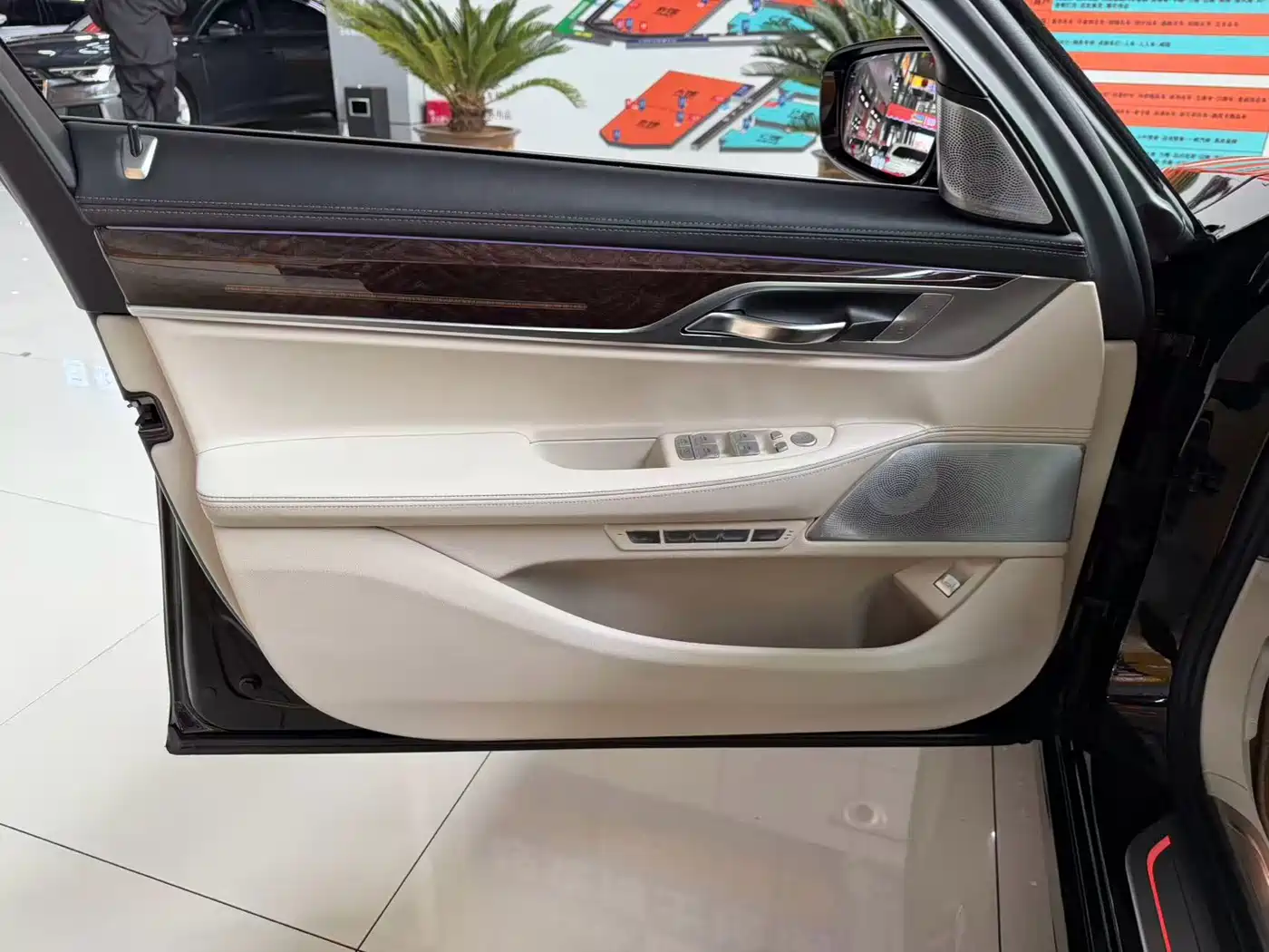 BMW 7 Series 2016 750Li xDrive 4-Seater фото 24
