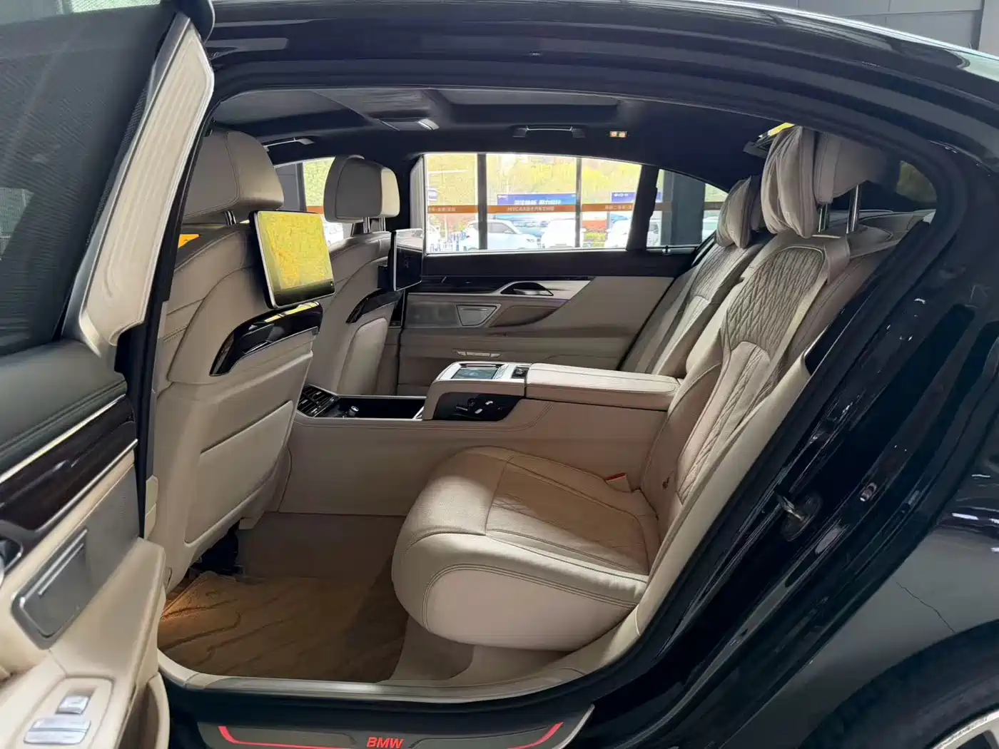 BMW 7 Series 2016 750Li xDrive 4-Seater фото 26